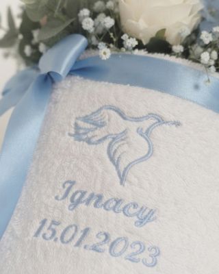 tort biały ręcznik chrzest gołąb Ignacy