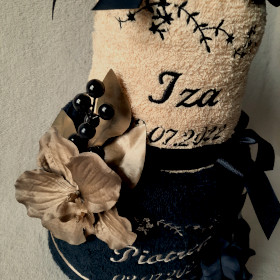 tort 2piętrowy z personalizowanych ręczników czarno beżowy