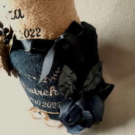 tort 2piętrowy z personalizowanych ręczników czarno beżowy