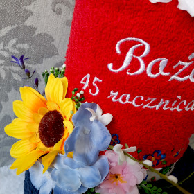 tort z ręczników na prezent granatowo czerwony motyw folk