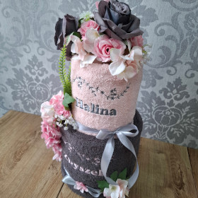 tort 2piętrowy z personalizowanych ręczników różowo szary