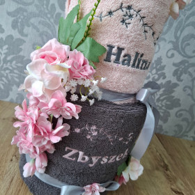 tort 2piętrowy z personalizowanych ręczników różowo szary