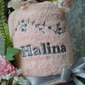tort 2piętrowy z personalizowanych ręczników różowo szary