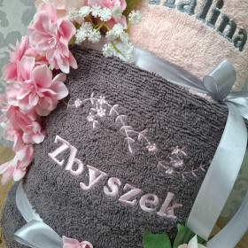 tort 2piętrowy z personalizowanych ręczników różowo szary