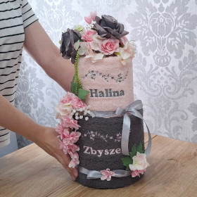 tort 2piętrowy z personalizowanych ręczników różowo szary