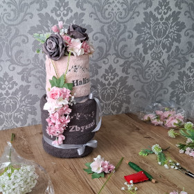 tort 2piętrowy z personalizowanych ręczników różowo szary