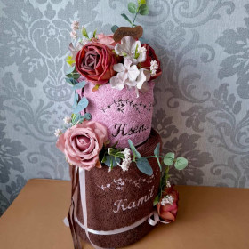 tort 2piętrowy z personalizowanych ręczników lila brąz
