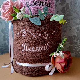 tort 2piętrowy z personalizowanych ręczników lila brąz