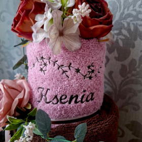 tort 2piętrowy z personalizowanych ręczników lila brąz