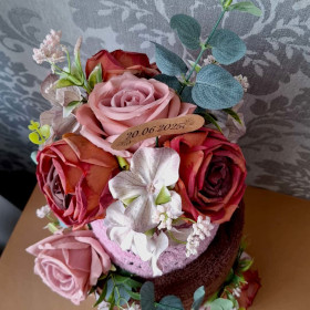 tort 2piętrowy z personalizowanych ręczników lila brąz