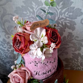 tort 2piętrowy z personalizowanych ręczników lila brąz