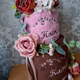 tort 2piętrowy z personalizowanych ręczników lila brąz