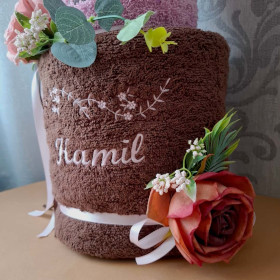 tort 2piętrowy z personalizowanych ręczników lila brąz