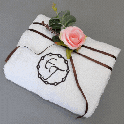 biały ręcznik z brązowym monogramem haftyok.pl