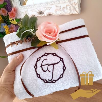 biały ręcznik z brązowym monogramem haftyok.pl