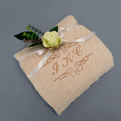 beżowy ręcznik z brązowym monogramem na prezent haftyok.pl