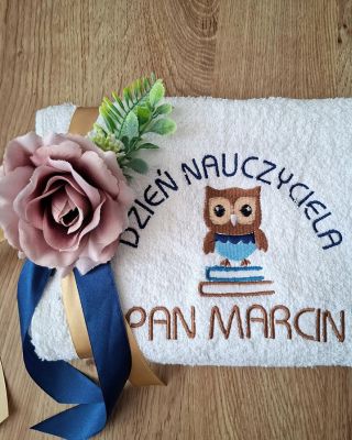 prezent dla nauczyciela z okazji Dnia Nauczyciela ręcznik z imieniem i motywem sowy
