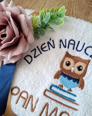 prezent dla nauczyciela z okazji Dnia Nauczyciela ręcznik z imieniem i motywem sowy