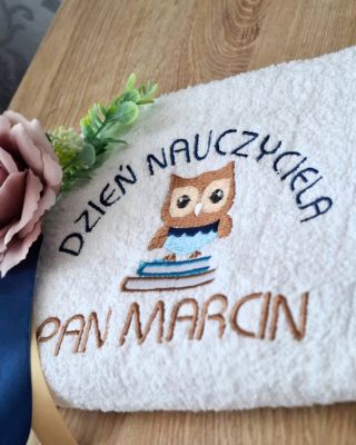 prezent dla nauczyciela z okazji Dnia Nauczyciela ręcznik z imieniem i motywem sowy
