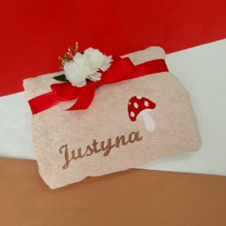 beżowy ręcznik z imieniem dla dziecka na prezent z muchomorem