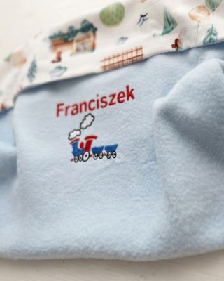 niebieski kocyk dla dziecka z imieniem i motywem ciuchci
