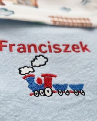 niebieski kocyk dla dziecka z imieniem i motywem ciuchci