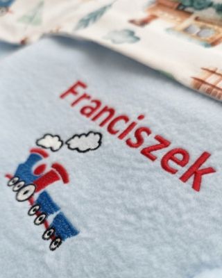 niebieski kocyk dla dziecka z imieniem i motywem ciuchci