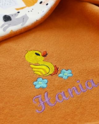 kocyk dla dziecka z imieniem i kaczuszką na prezent