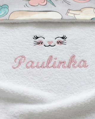 biały kocyk dla dziecka z imieniem i motywem uśmiechniętego kotka
