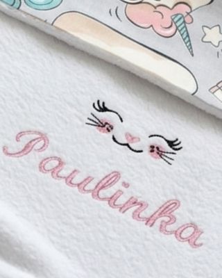 biały kocyk dla dziecka z imieniem i motywem uśmiechniętego kotka