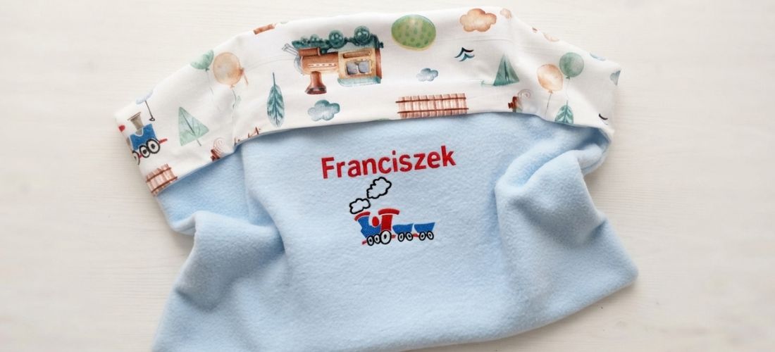niebieski kocyk dla dziecka z imieniem i motywem ciuchci