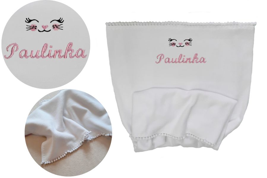 biały kocyk dla dziecka z imieniem i pomponami haftyok.pl