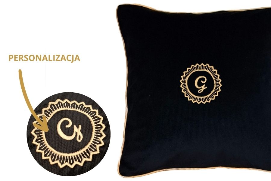 poduszka dekoracyjna velvet czarna z monogramem