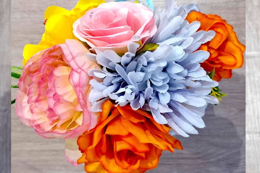 stroik ze sztucznych kwiatów