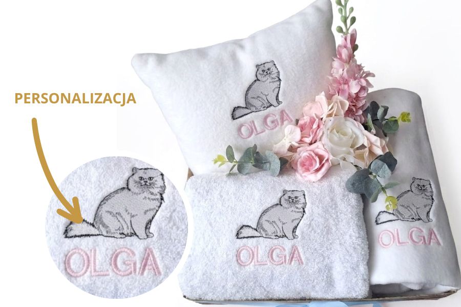 zestaw dla dziecka koc poduszka ręcznik z imieniem dziecka i motywem szrego kota